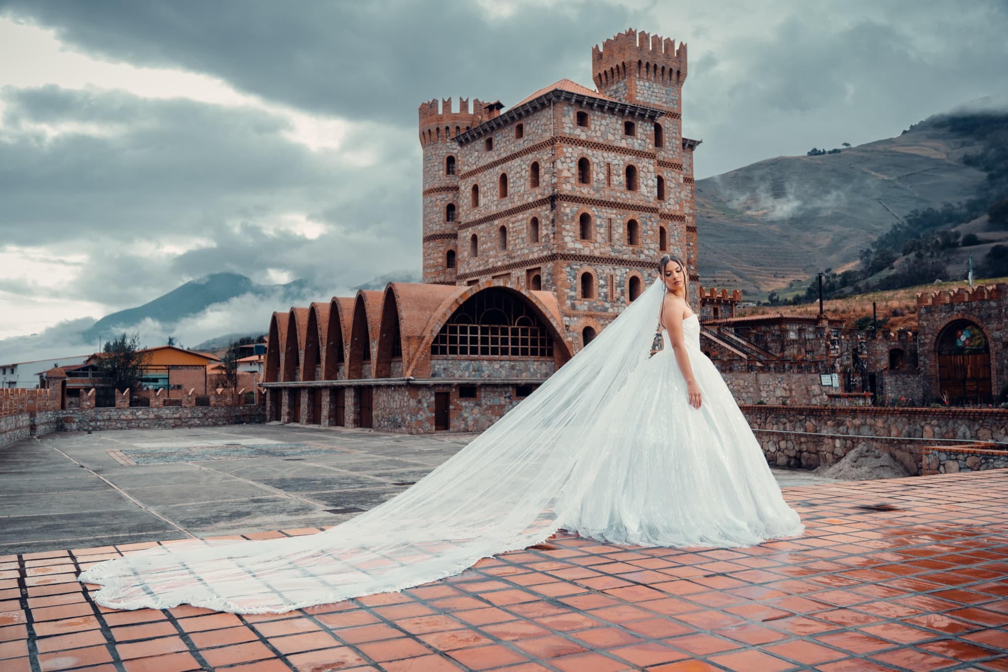 Retrato editorial de novia frente a una locación de arquitectura histórica