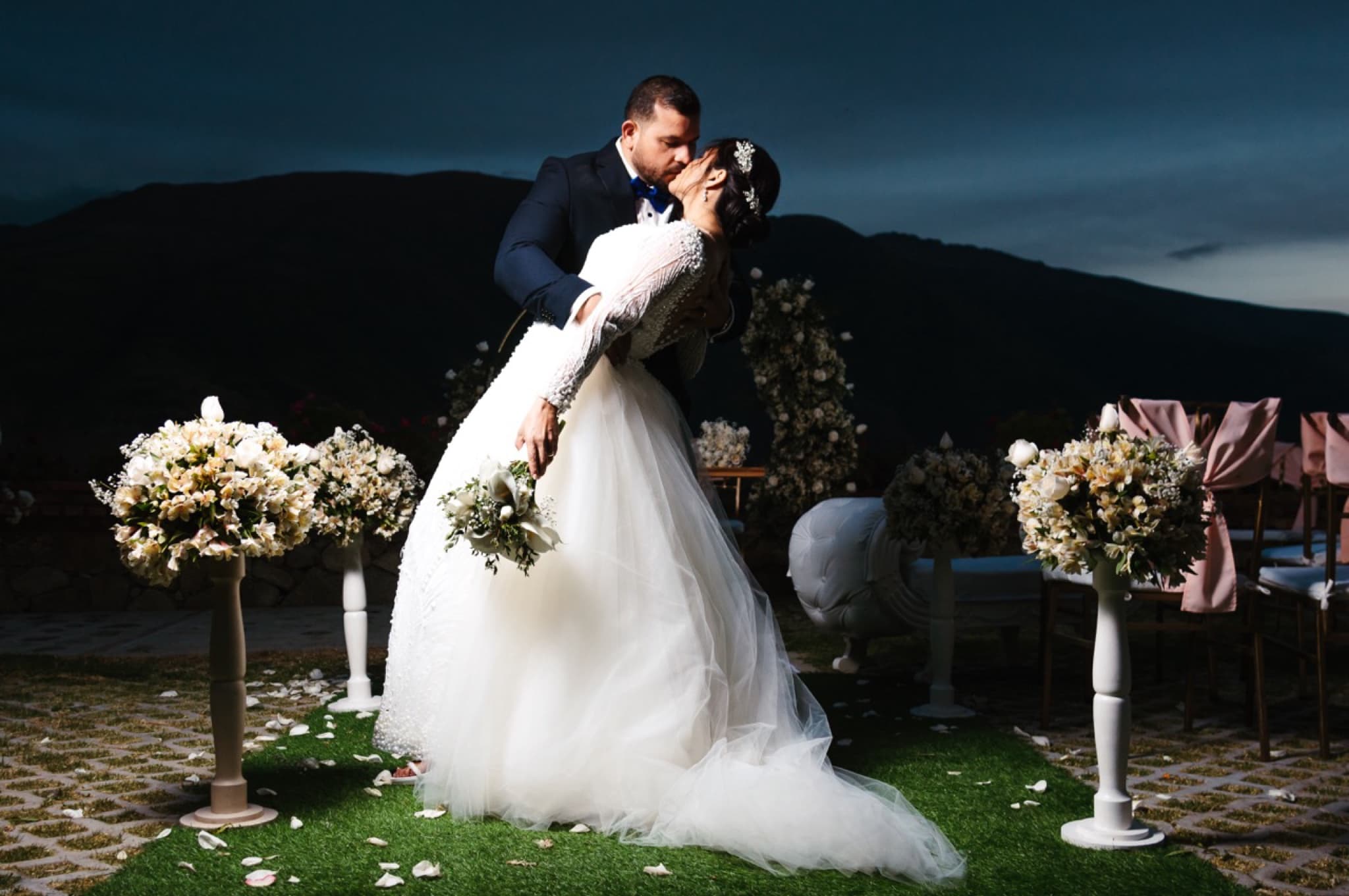 Miguel y Virginia besándose durante su ceremonia de boda