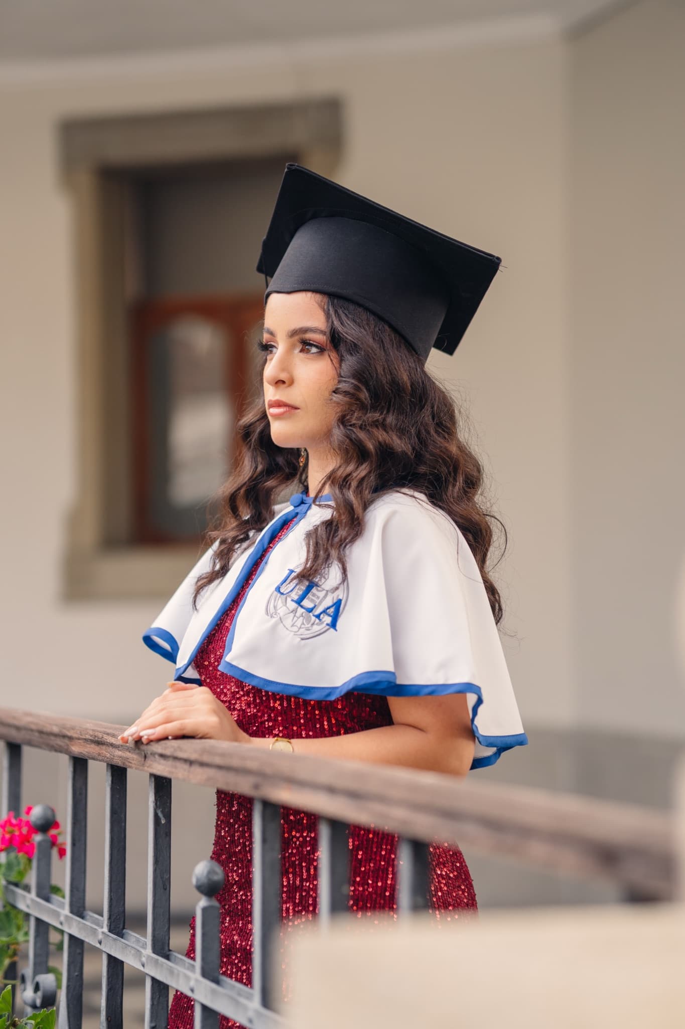 Retrato editorial de graduada con toga en una locación histórica